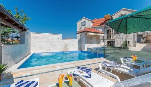 Deluxe Vacation Home near Beach Zastup