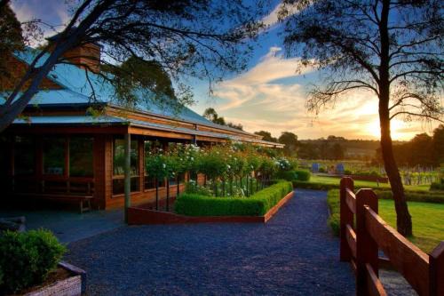 Deluxe Villa - Circa 1860s Homestead