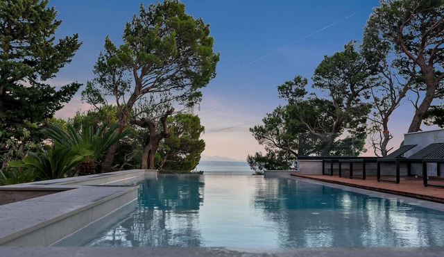 Deluxe Villa with infinity pool above the city of Makarska, top facilities