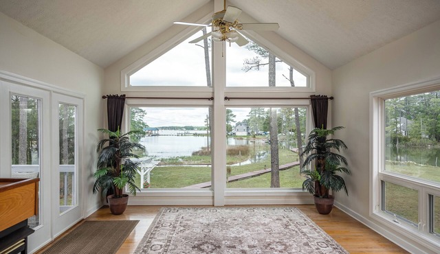 Deluxe Waterfront Family Escape. Fishing, Kayaking, Crabbing in your backyard!