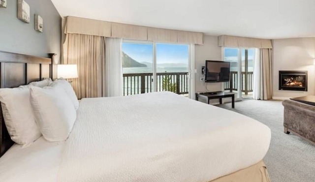 Deluxe Waterfront King Living Room Ocean Views