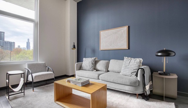 Deluxe West Loop 1BR w/Rooftop, Gym & Grills, nr Park, by Blueground