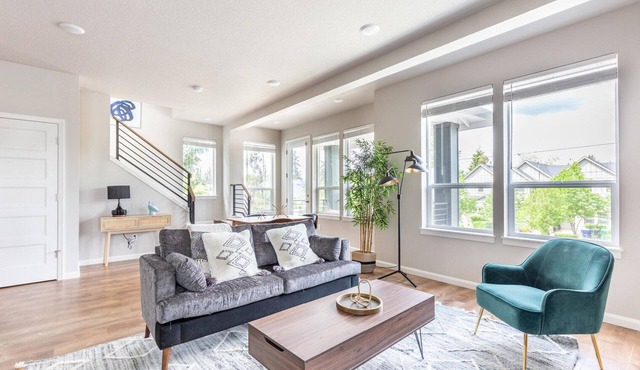 Deluxe Woodstock 1BR, nr Parks, Dining & Shopping, by Blueground