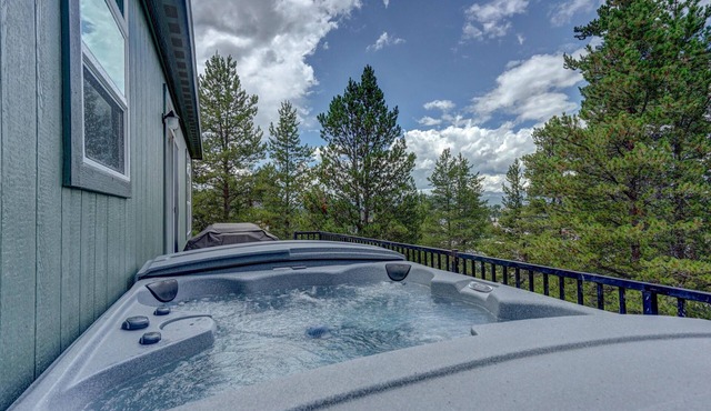 Delwyn House- PET FRIENDLY-15 Min to Ski Cooper w/HOT TUB!