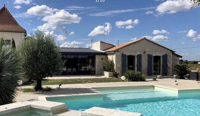 Demeure Charentaise D'exception Piscine Jacuzzi Balnéo Jardin Paysagé vue Vallée