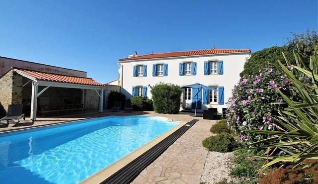 Demeure de Beauregard, nice swimming pool, large garden, close to the beach