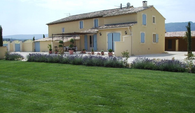DEMEURE D'HOTES LUBERON MAS DANSAVAN Air-conditioned swimming pool and landscaped area