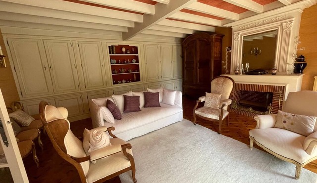 Demeure de Malaville pour 8 personnes avec Véranda, terrasse, jardin cour intérieure et piscine au coeur des vignes. Entre 170€ et 230€/nuit selon la saison.