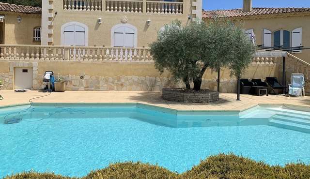 Demeure Provençale au Coeur des Oliviers et des Champs de Lavande