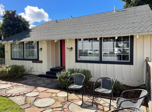 Den Street Cottage