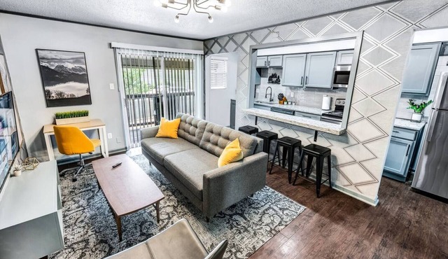Denali: 2 Bedroom, Walk to A&M, Comfy King Beds