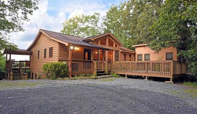 Denali-w/Treehouse-6br/5ba-hot tub-wifi-mtn view-firepit-sleeps 14-air hockey