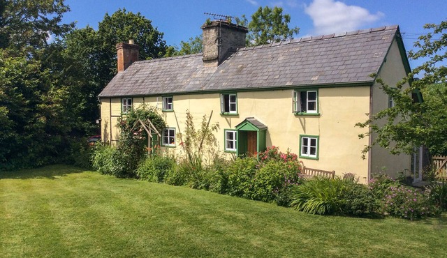 DENBIGH HALL, pet friendly, character holiday cottage in Presteigne