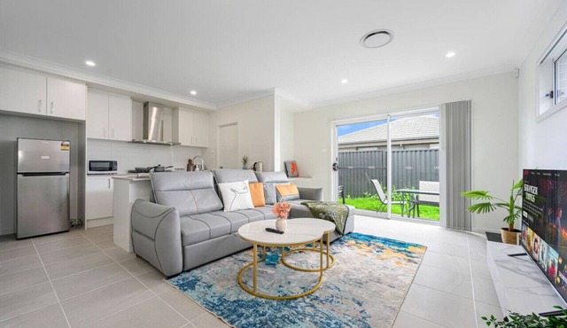 Denham Court 4Br with Central AC & WiFi near Coles