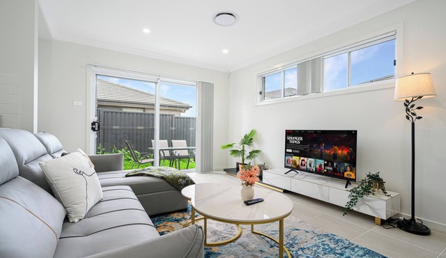 Denham Court 4Br with Central AC & WiFi near Coles