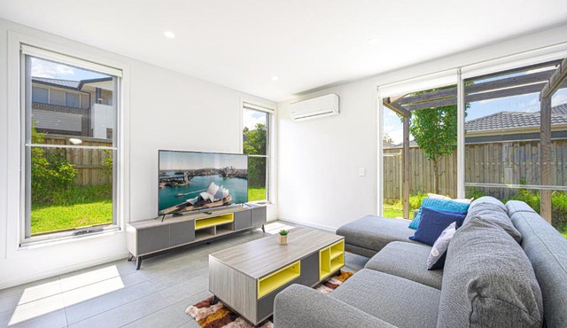 Denham Court Adorable 4Br house with Wifi &Parking