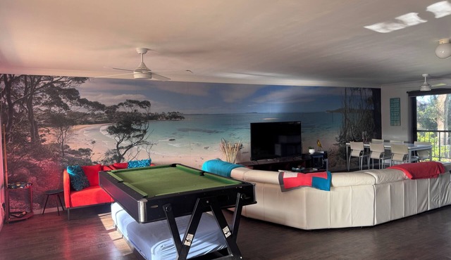 Denhams Beach House (with tennis court/pool/wifi!)