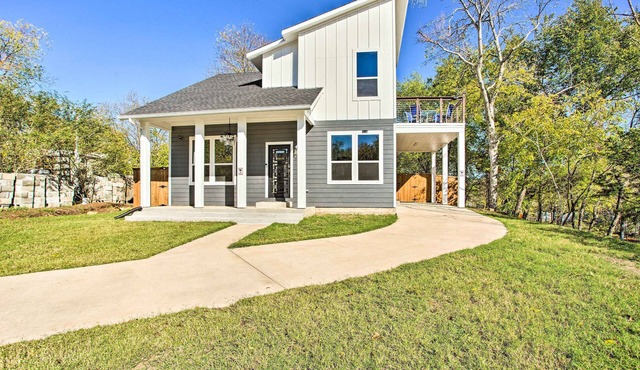Denison Home w/Balcony: Walk to Downtown!
