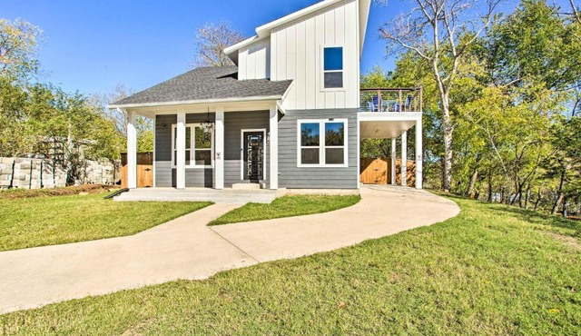 Denison Home with Balcony Walk to Downtown!