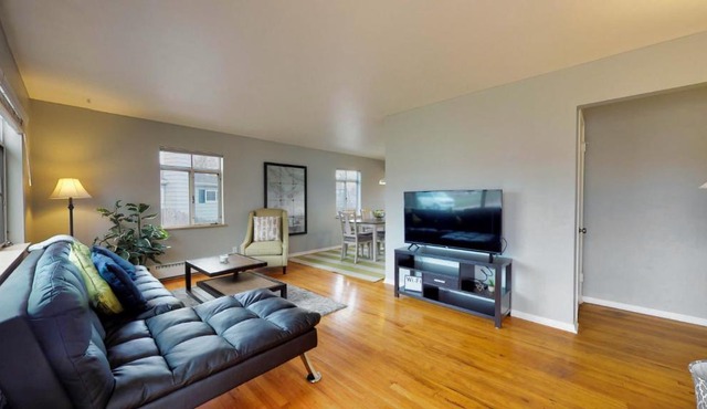 Denver 4 king, golf game, huge house with yard
