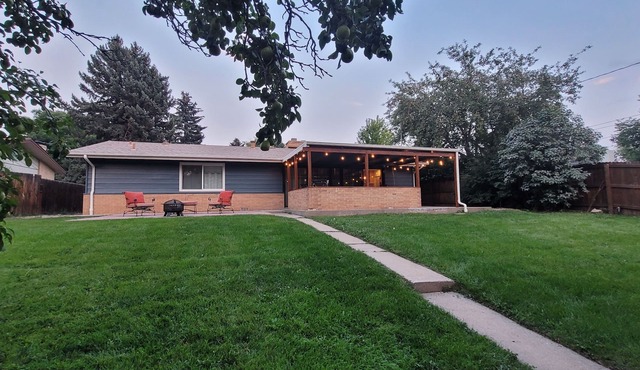♡Denver-Central: Cozy Bungalow w/dual fireplace, open kitchen & private yard