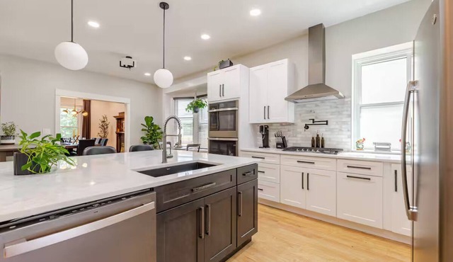 Denver Luxury Dream Home + HOT TUB + Private Yard