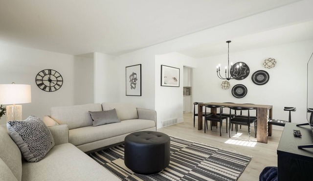 DenverStays: 5BR Stylish and Modern Home w/Garage, great for pets and families!