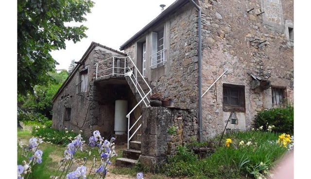 Dependent building of a farmhouse in the center of the village