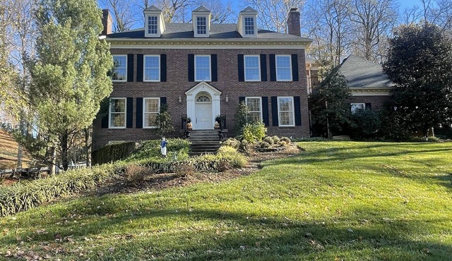 DERBY 152 House For RentnSpacious 6-bedroom home 15 minutes from Churchill Downs