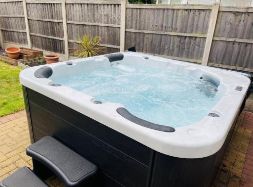 Derby 4 Bedroom Home With Hot Tub & Games Room