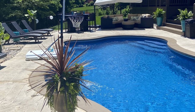 Derby 6 Bedroom House Rental with Private Pool