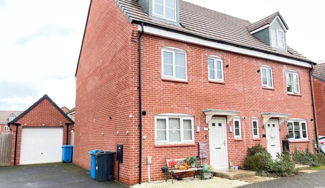 Derby Den 4 Bedroom 3 Bathroom Driveway Parking 6 Sleep - 5 min Meteor Shopping