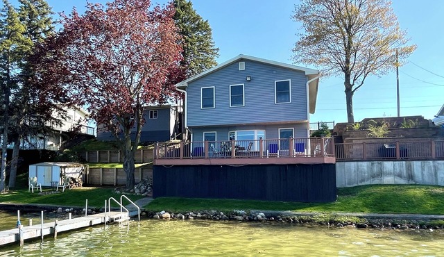 Derby Dreams lake house - private lake frontage!