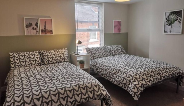Derby Pride Park 3 bedrooms 5 beds CONTRACTORS family GROUP STAY- FREE PARKING