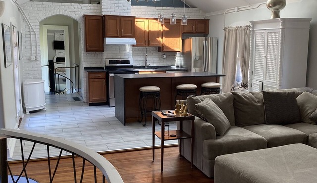 Derby Week Historic Carriage House 0.3 miles,5 mins from Churchill Downs