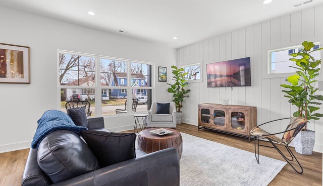 DerbyDeluxe: Sunny & Modern, Near Derby