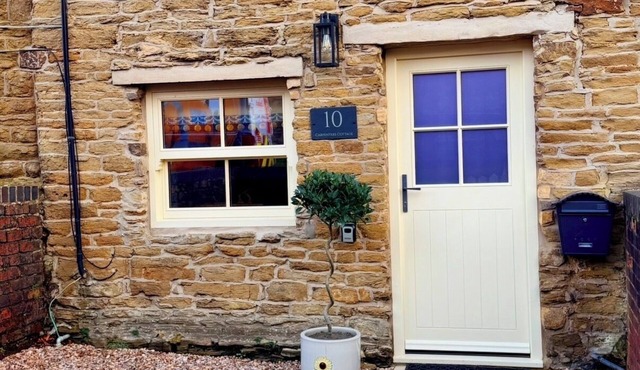 Derbyshire Cottage, recently refurbished, romantic 4-poster bed