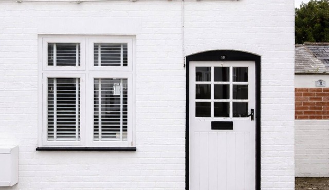 DERBYSHIRE TWO BEDROOM COUNTRY COTTAGE, DESIRABLE VILLAGE CLOSE TO THE PEAKS