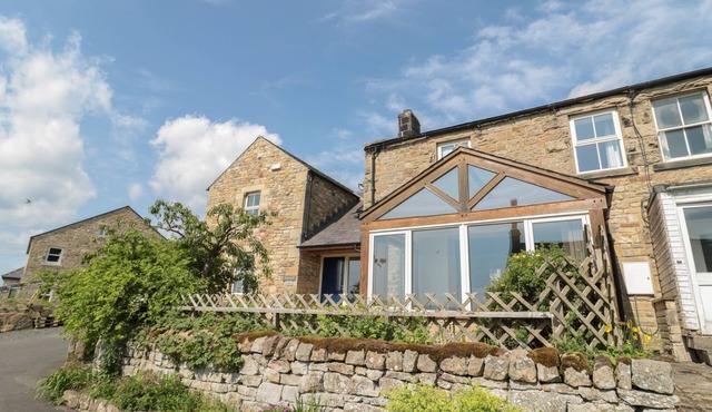 DERESIDE, pet friendly, character holiday cottage in West Woodburn