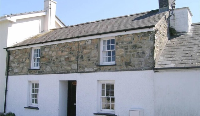 DERLWYN, pet friendly, with open fire in Newport, Pembrokeshire
