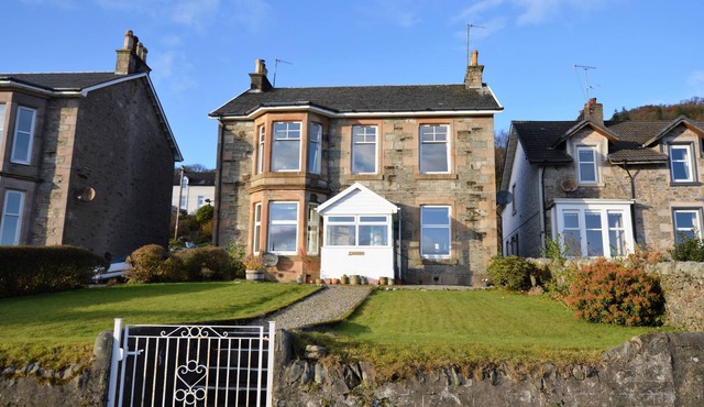 Derryguaig Apartment, shore front location, wood burner, pet friendly