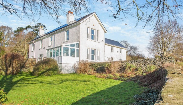 Derwas is a beautiful space for up to eleven guests to call home.