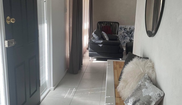 Derwent House: Newly renovated n 23 mins to CBD