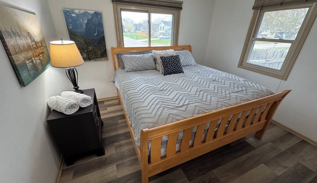 Des Moines Entire home 3 Bdms King; Queen; Twins quiet near High Trestle Trail