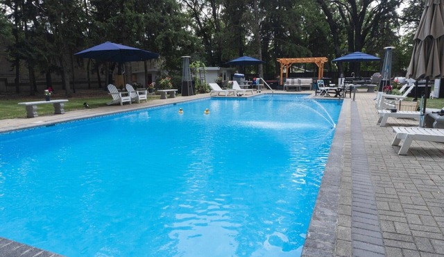 Des Plaines/Chicago Midcentury 2-Bedroom Guesthouse