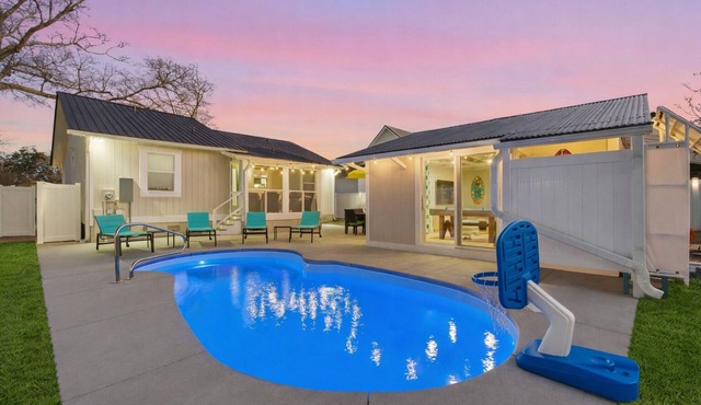 Descanso Oaks: 4BR Oak Island Escape with Private Pool & Game-Ready Pool House