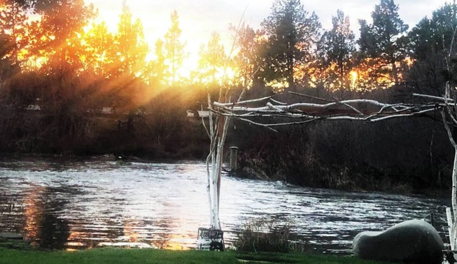 Deschutes Dreams Riverfront hot-tub, firepit!