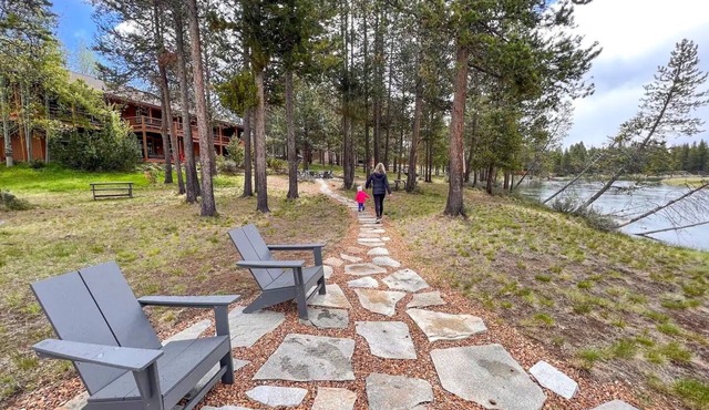 Deschutes Riverfront Retreat: 3 private acresDockHot TubPool TableDisc Golf