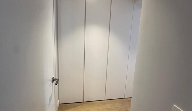 Descubre este magnífico apartamento de 3 habitaciones, ideal para familias que buscan comodidad y espacio para estancias largas. Ubicado en Plaza del Este, a pocos pasos de Plaza de Castilla