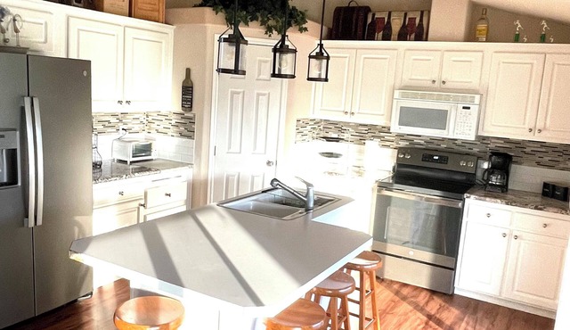 Desert Aire golfers paradise! Watch the golfers and enjoy views of the river.